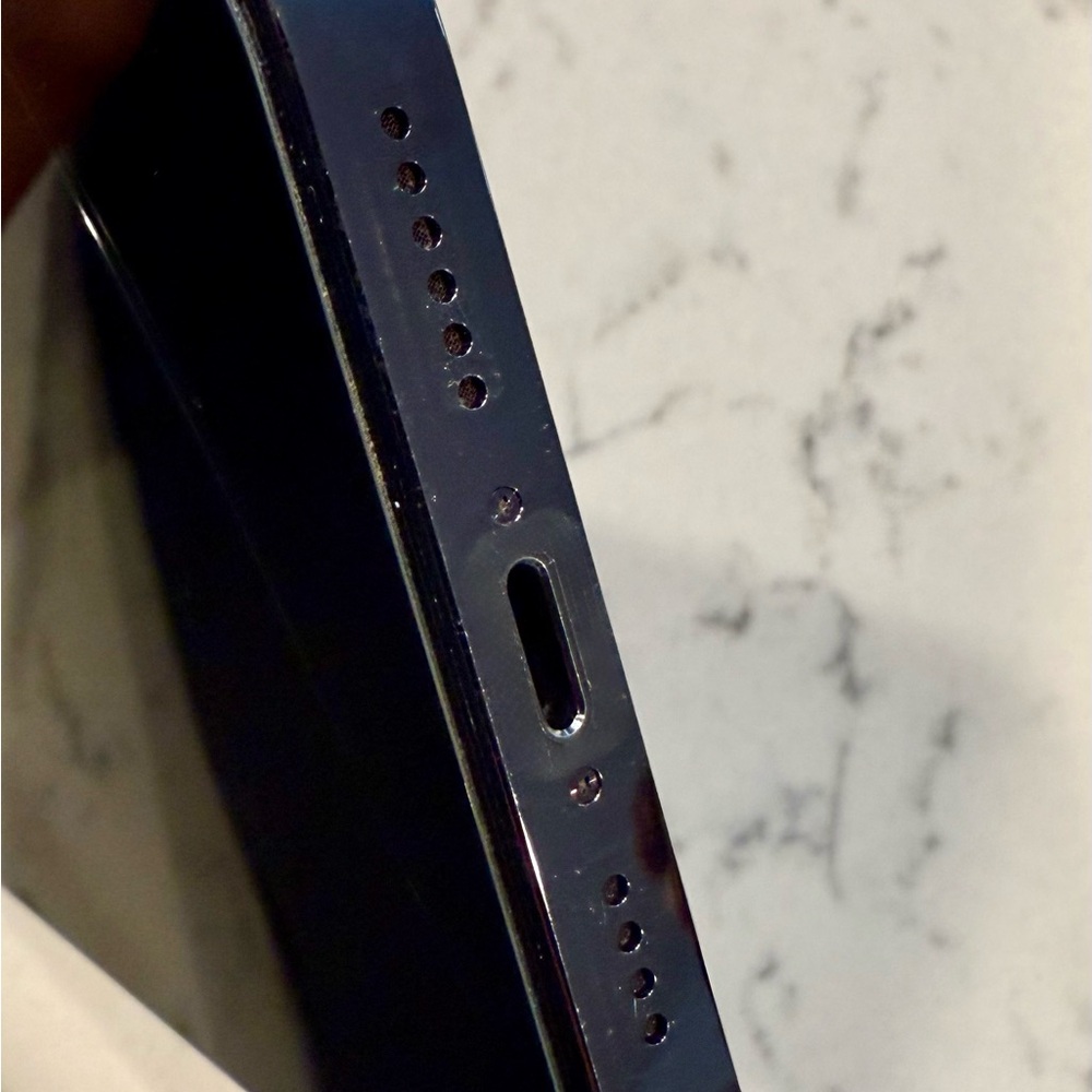 Apple iPhone in Deep Purple with Case - Picture 7 of 13